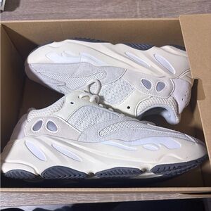 Yeezy Boost 700 Analog Size 8